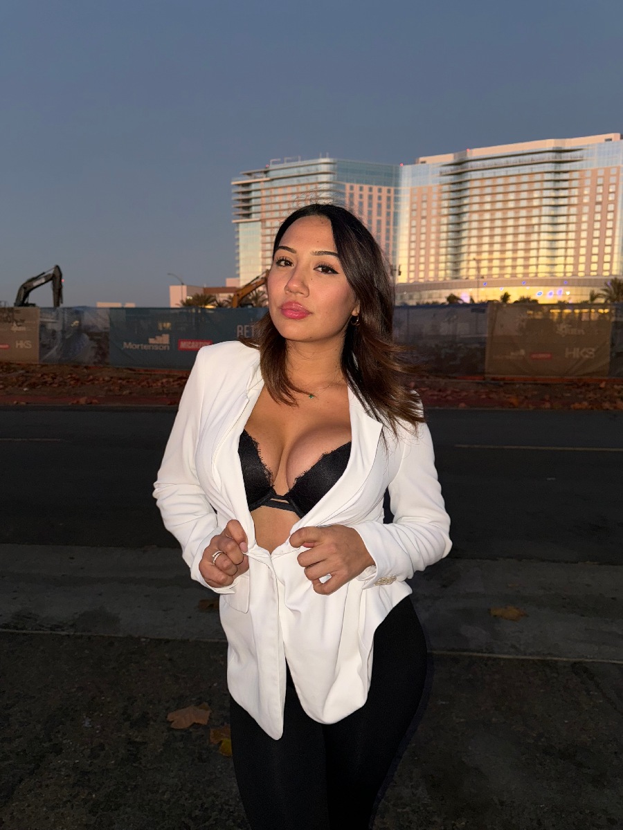 Take a pause and enjoy Ali Cruz — streaming from Ndjamena